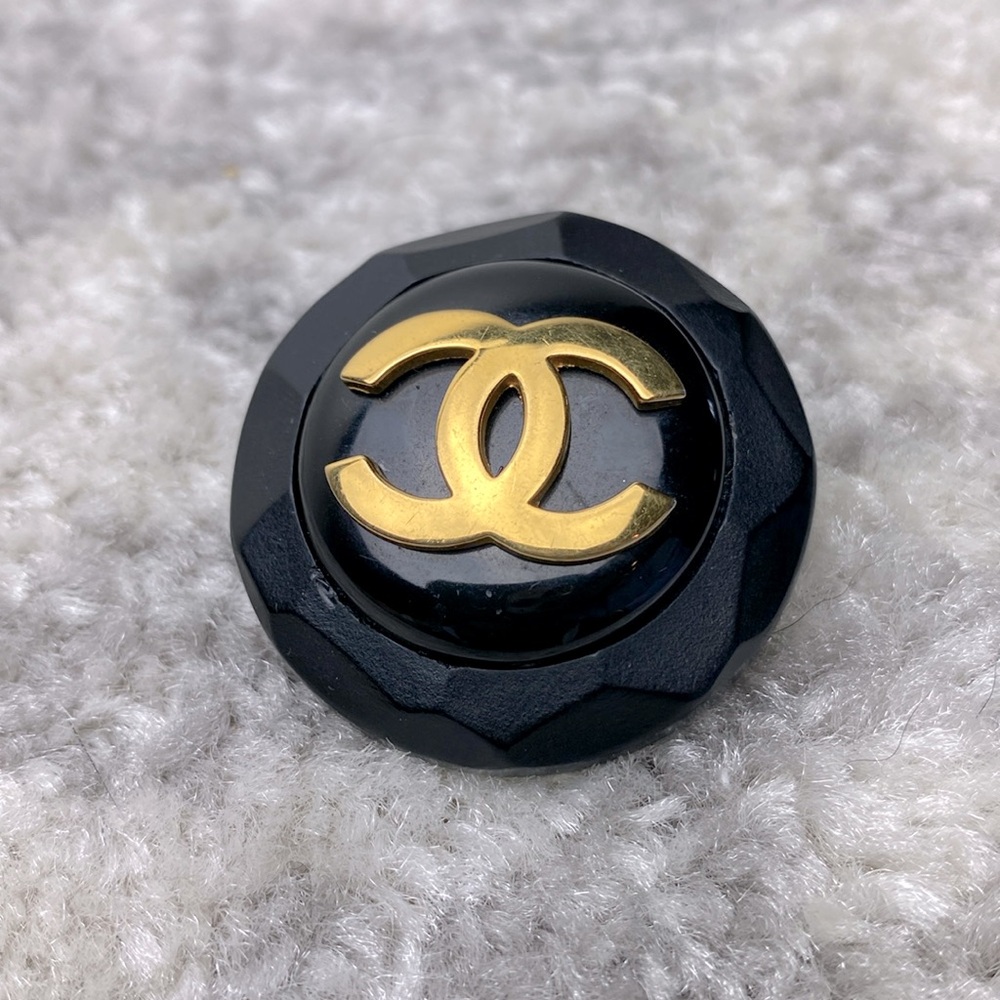 Chanel vintage Fall 1984 resin/metal clip on earring - Picture 2 of 12